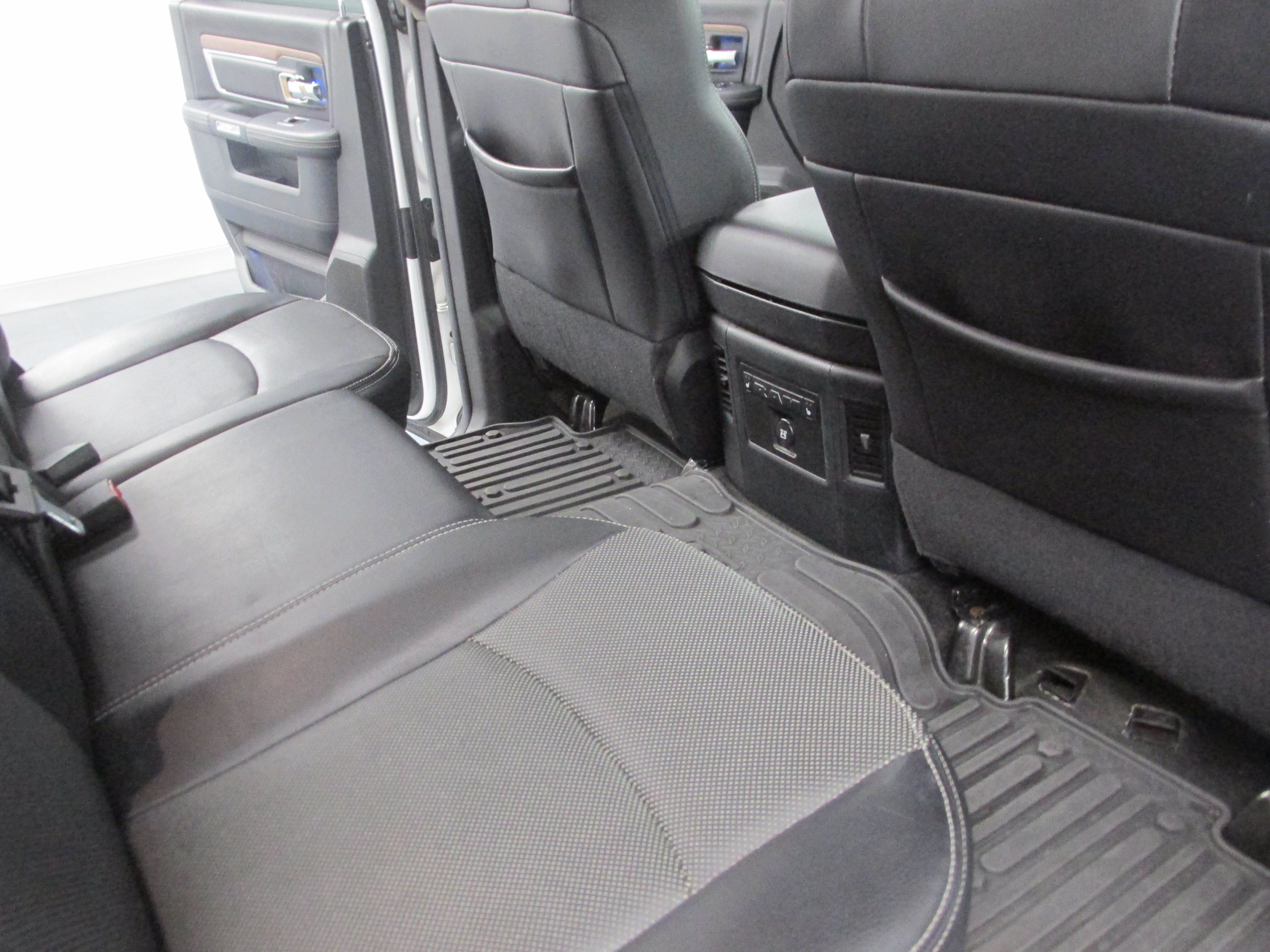 Used 2017 RAM 1500 Laramie w/ Convenience Group AWD/4WD image 24