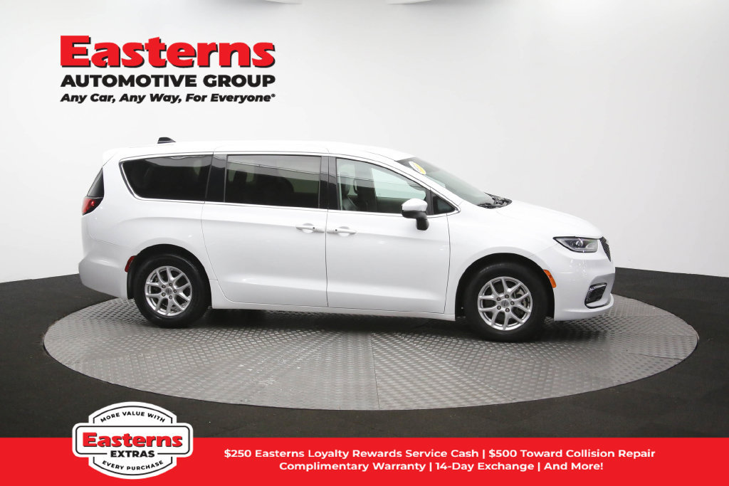 Used 2023 Chrysler Pacifica Touring-L FWD image 45