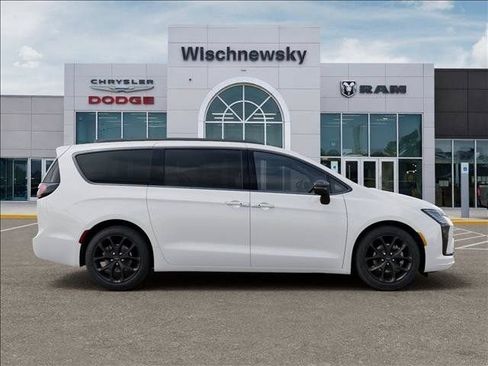 New 2027 Chrysler Pacifica Limited FWD image 21