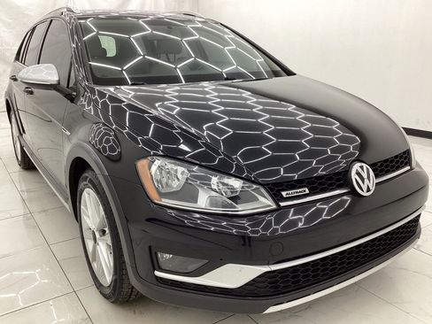 Used 2017 Volkswagen Golf Alltrack S image 3