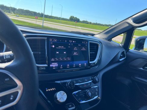 Certified 2025 Chrysler Pacifica Select FWD image 26