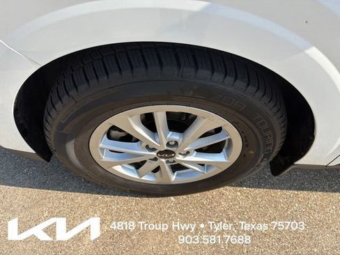 Used 2022 Kia Carnival LX w/ Paint Protection Package FWD image 4