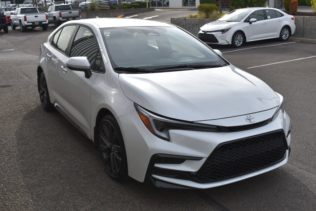 Certified 2026 Toyota Corolla SE w/ SE Premium Package FWD image 3