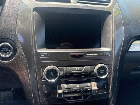 Used 2018 Ford Explorer XLT w/ Equipment Group 201A FWD image 26