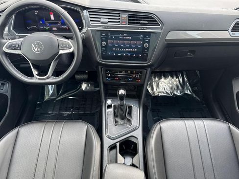 Used 2024 Volkswagen Tiguan SE w/ Panoramic Sunroof Package FWD image 17