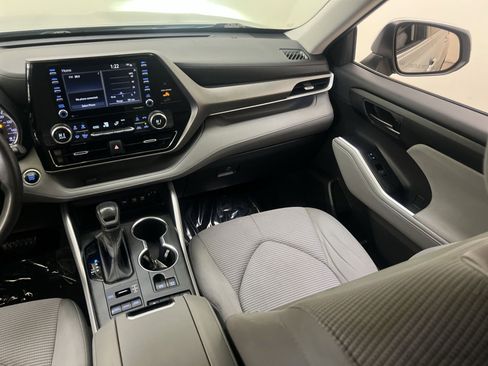 Used 2020 Toyota Highlander L image 29