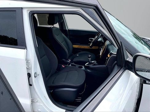 Used 2016 Kia Soul FWD image 8