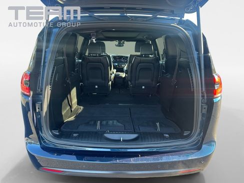 Certified 2025 Chrysler Pacifica Limited image 13