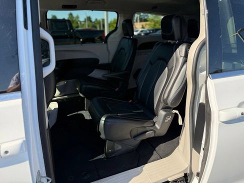 Certified 2023 Chrysler Pacifica Touring-L FWD image 26