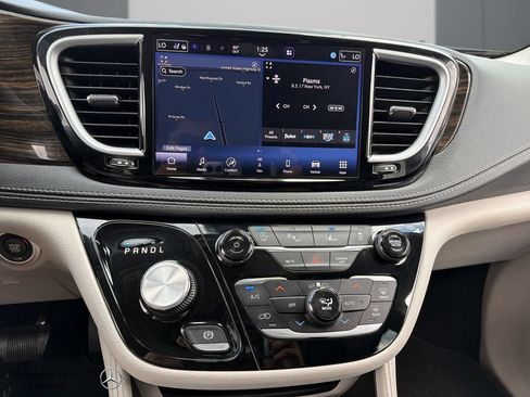 Used 2023 Chrysler Pacifica Limited AWD/4WD image 9