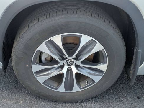 Used 2024 Toyota Highlander XLE AWD/4WD image 8