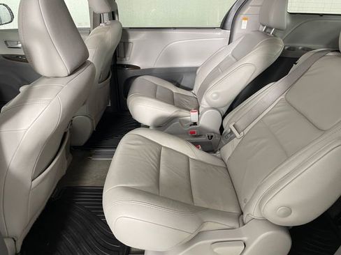 Used 2018 Toyota Sienna XLE image 15