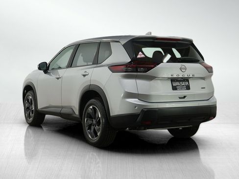 Used 2025 Nissan Rogue SV AWD/4WD image 3