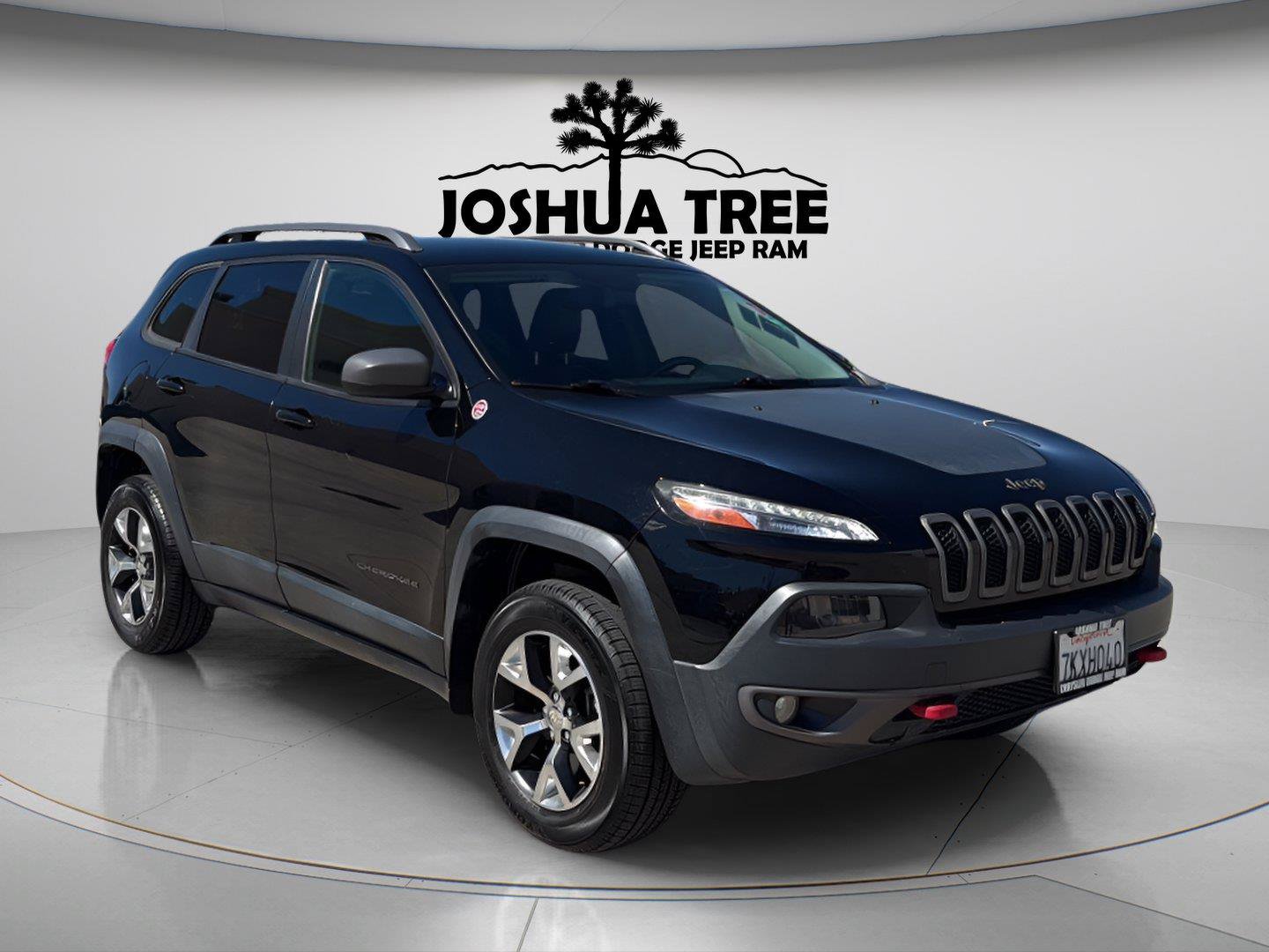 Used 2017 Jeep Cherokee Trailhawk w/ Comfort/Convenience Group AWD/4WD image 2