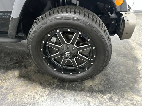 Used 2017 Jeep Wrangler Unlimited Sahara AWD/4WD image 4