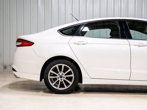 Used 2017 Ford Fusion SE FWD image 8