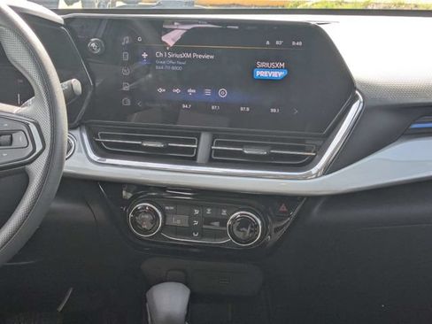 Used 2025 Chevrolet Trax LT FWD image 18