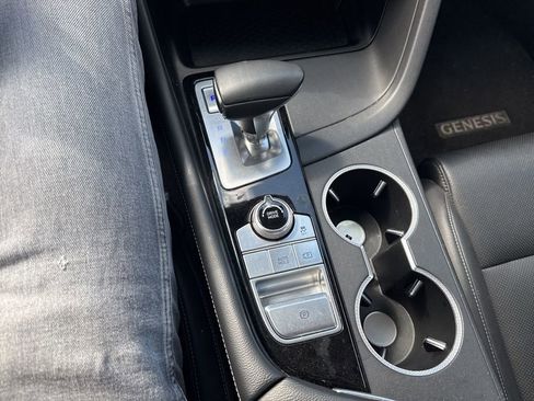 Used 2025 Genesis G70 2.5T image 17