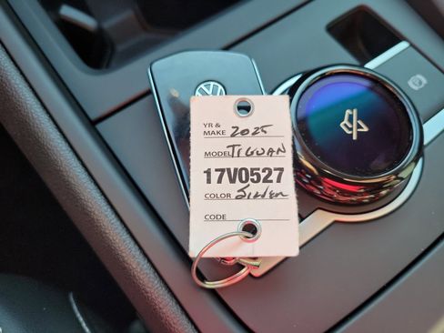 New 2025 Volkswagen Tiguan SE image 33