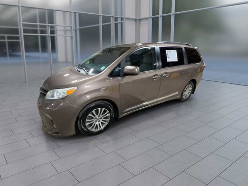 Used 2018 Toyota Sienna XLE w/ XLE Navigation Package image 4
