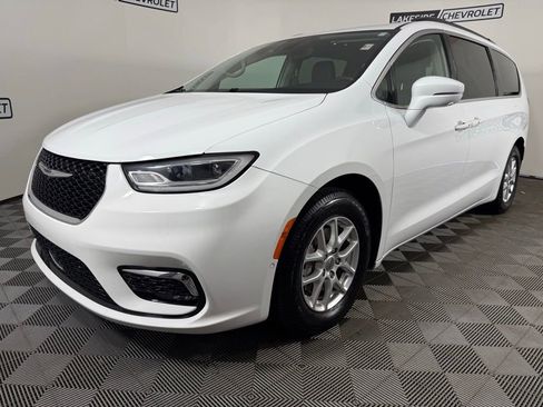 Used 2022 Chrysler Pacifica Touring-L w/ Uconnect Theater Family Group image 2