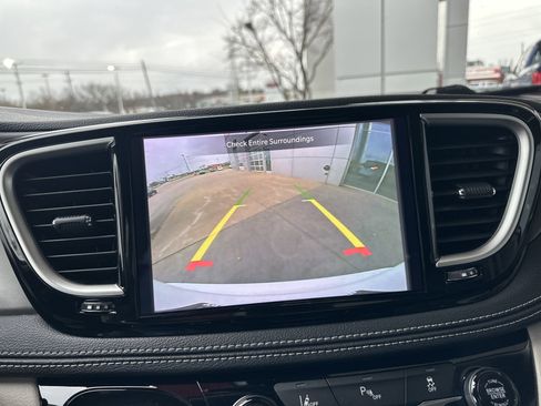 Used 2023 Chrysler Pacifica Touring-L image 35