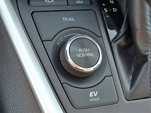 Used 2021 Toyota RAV4 XLE image 24