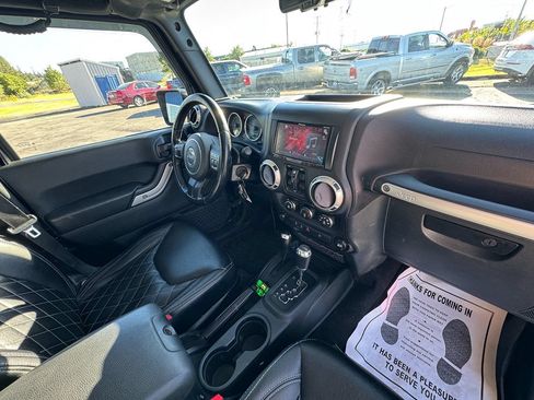 Used 2018 Jeep Wrangler Unlimited Sahara AWD/4WD image 29