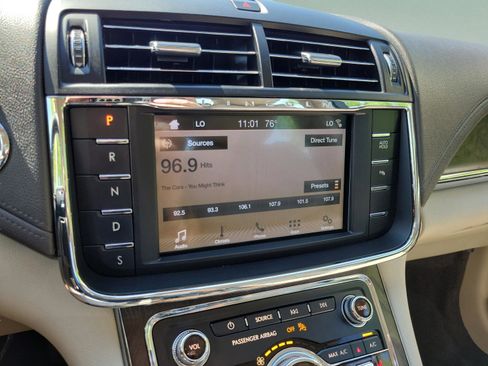 Used 2017 Lincoln Continental Select FWD image 8