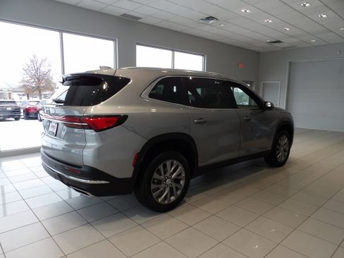 Used 2025 Buick Enclave Preferred image 4