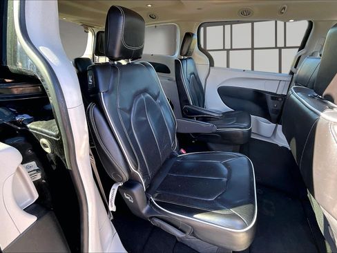 Used 2023 Chrysler Pacifica Limited image 25