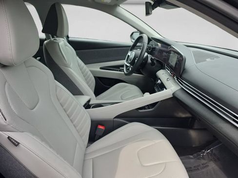 Used 2025 Hyundai Elantra Limited FWD image 16