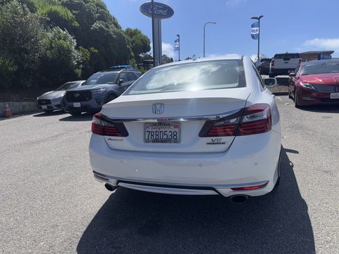 Used 2016 Honda Accord Touring image 8