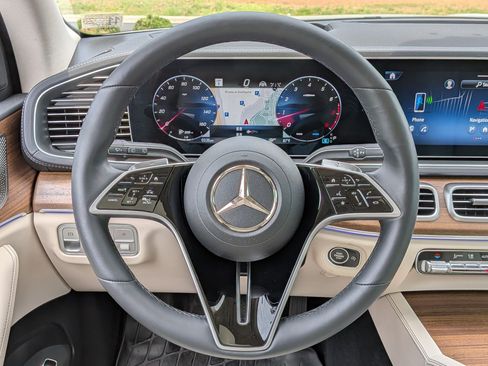 Certified 2025 Mercedes-Benz GLS 450 4MATIC image 14