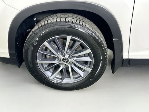 Used 2019 Toyota Highlander XLE image 32