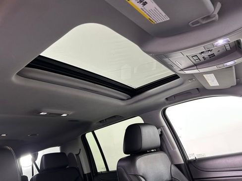 Used 2019 Chevrolet Suburban Premier AWD/4WD image 11