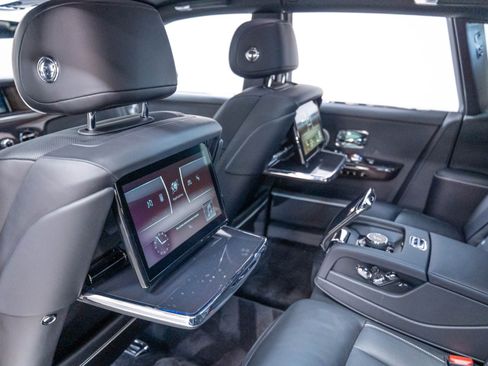 Used 2024 Rolls-Royce Phantom Sedan w/ The Phantom Package RWD image 32