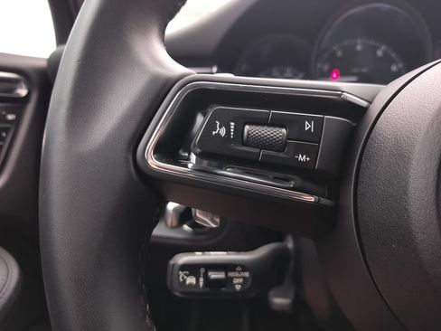 Certified 2025 Porsche Macan AWD/4WD image 11
