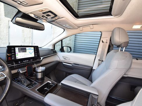 Used 2021 Toyota Sienna XLE FWD image 18