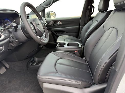 New 2026 Chrysler Pacifica Select image 9