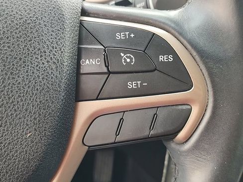 Used 2016 Jeep Cherokee Latitude FWD image 19