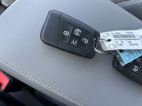 Used 2023 Volkswagen Taos SE w/ Panoramic Sunroof Package FWD image 31