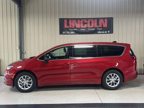 New 2026 Chrysler Pacifica Limited image 2