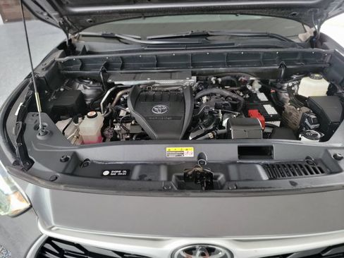 Used 2023 Toyota Highlander XLE FWD image 9