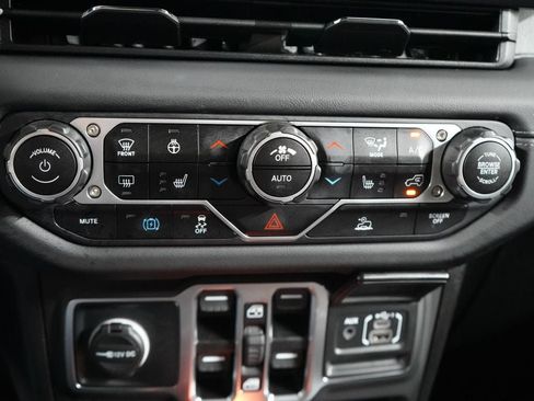 Used 2025 Jeep Wrangler Unlimited Sahara AWD/4WD image 16