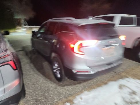 Used 2023 GMC Terrain SLT w/ Infotainment Package II image 6