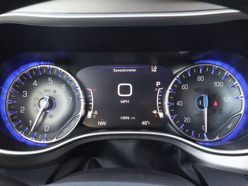 Used 2021 Chrysler Pacifica Touring image 32