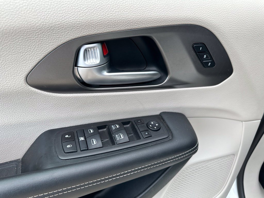 Used 2024 Chrysler Pacifica Touring-L FWD image 14