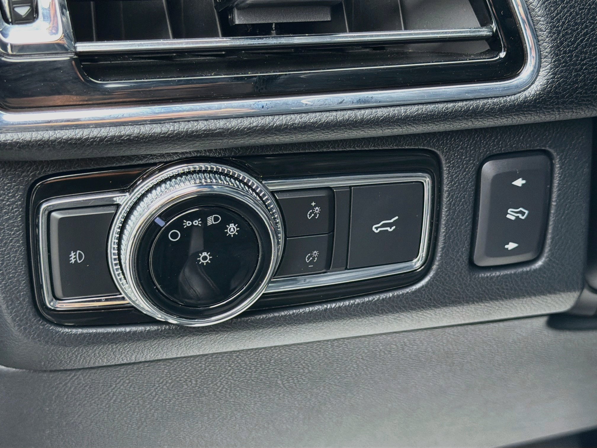 Used 2018 Lincoln Navigator Reserve w/ Technology Package AWD/4WD image 10