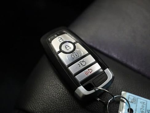 Used 2019 Ford Edge Titanium image 34